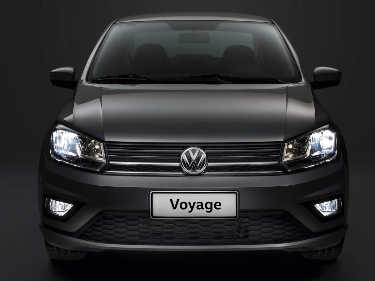 VW Voyage preto