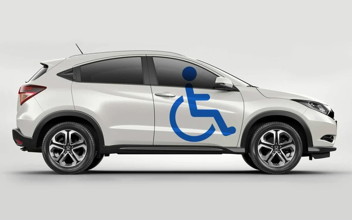 carro da Honda com adesivo ilustrando um cadeirante