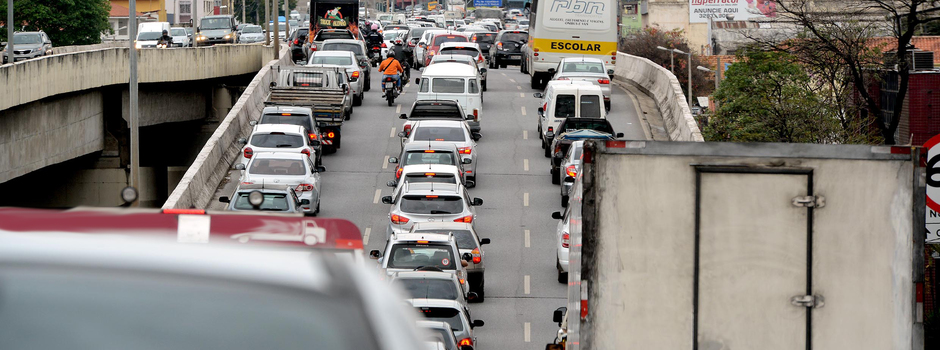 Veículos trafegando em uma avenida em Minas Gerais