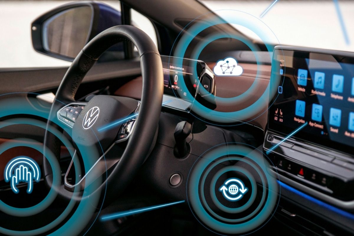 interior do VW T-Cross 2024, indicando tecnologias presentes no carro