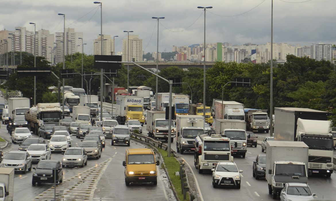 Vários veículos trafegando em uma avenida de São Paulo