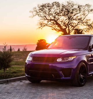 Paisagem de pôr do sol com um carro novo