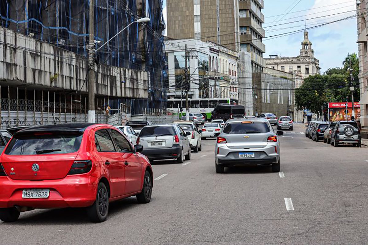 Carros trafegando em avenida no Pará