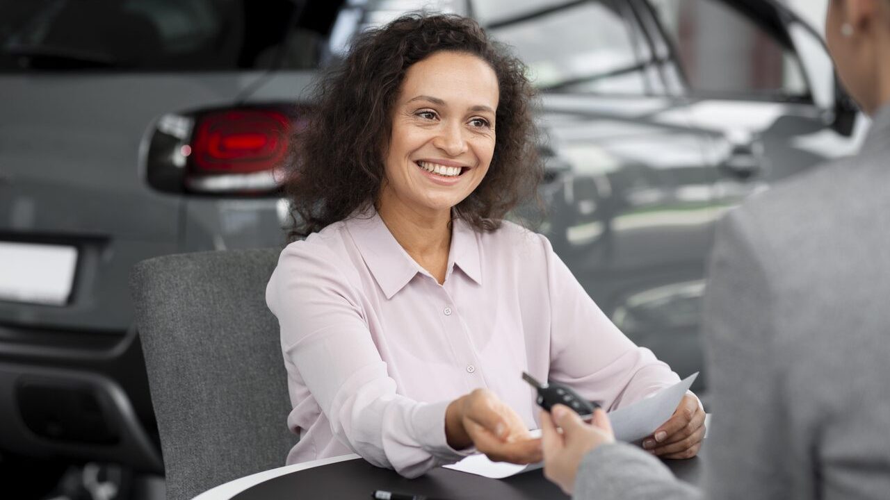 Mulher feliz financiando carro em 2024
