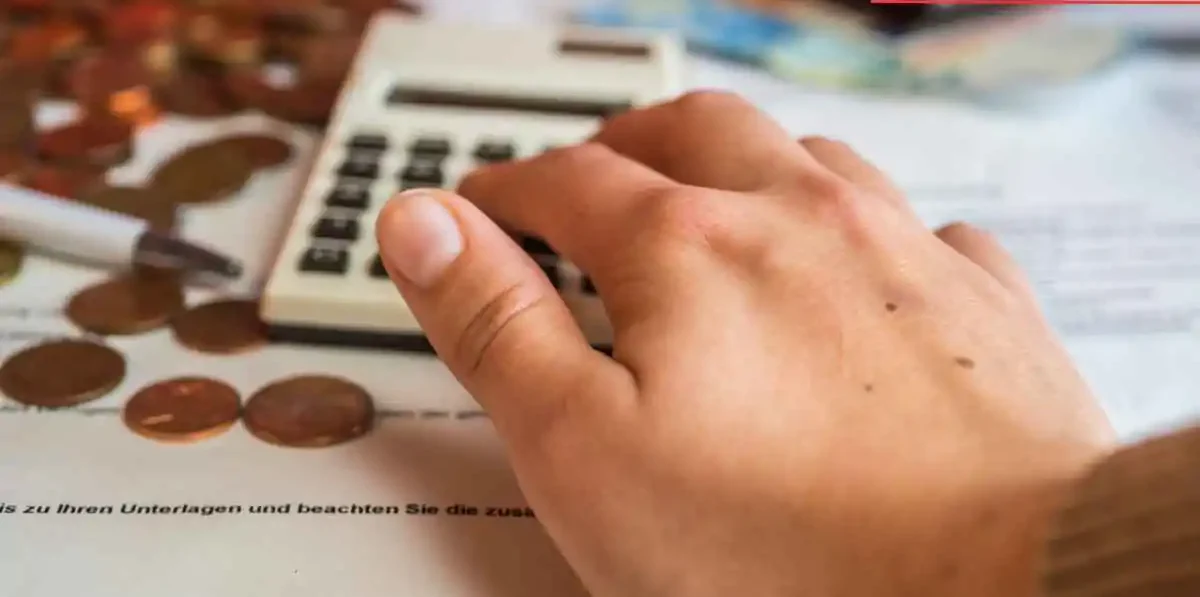 Pessoa fazendo cálculos em uma calculadora