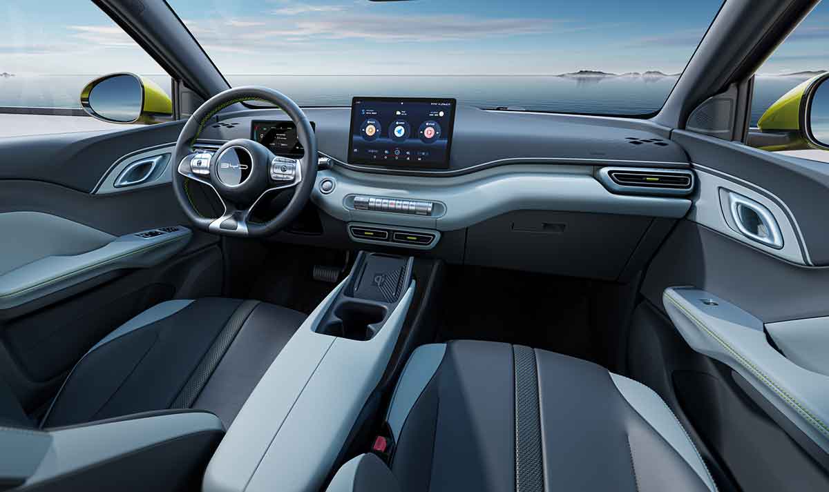 Interior de um carro, destacando volante e painel