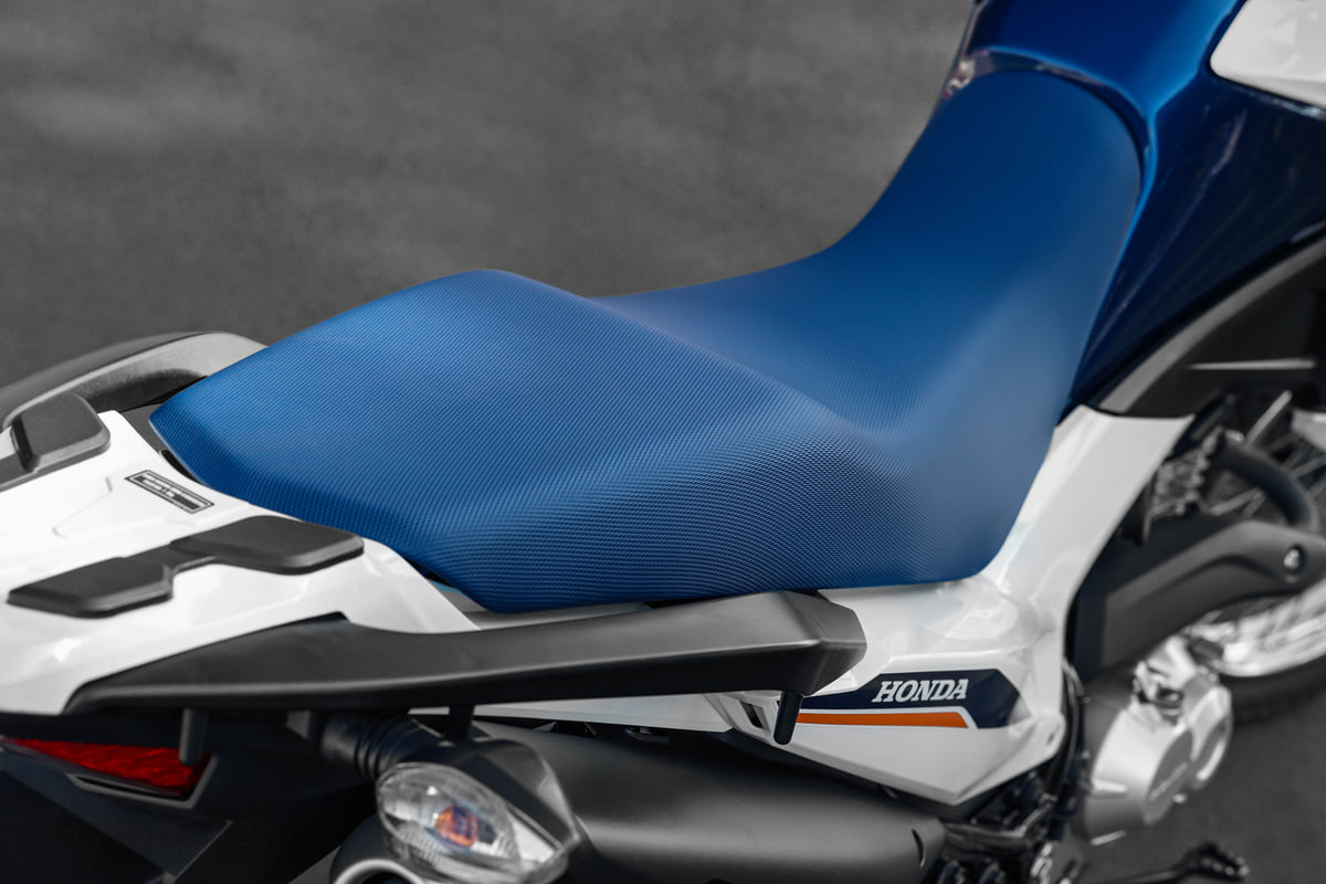 Assento na cor azul da Honda Bros 2024 