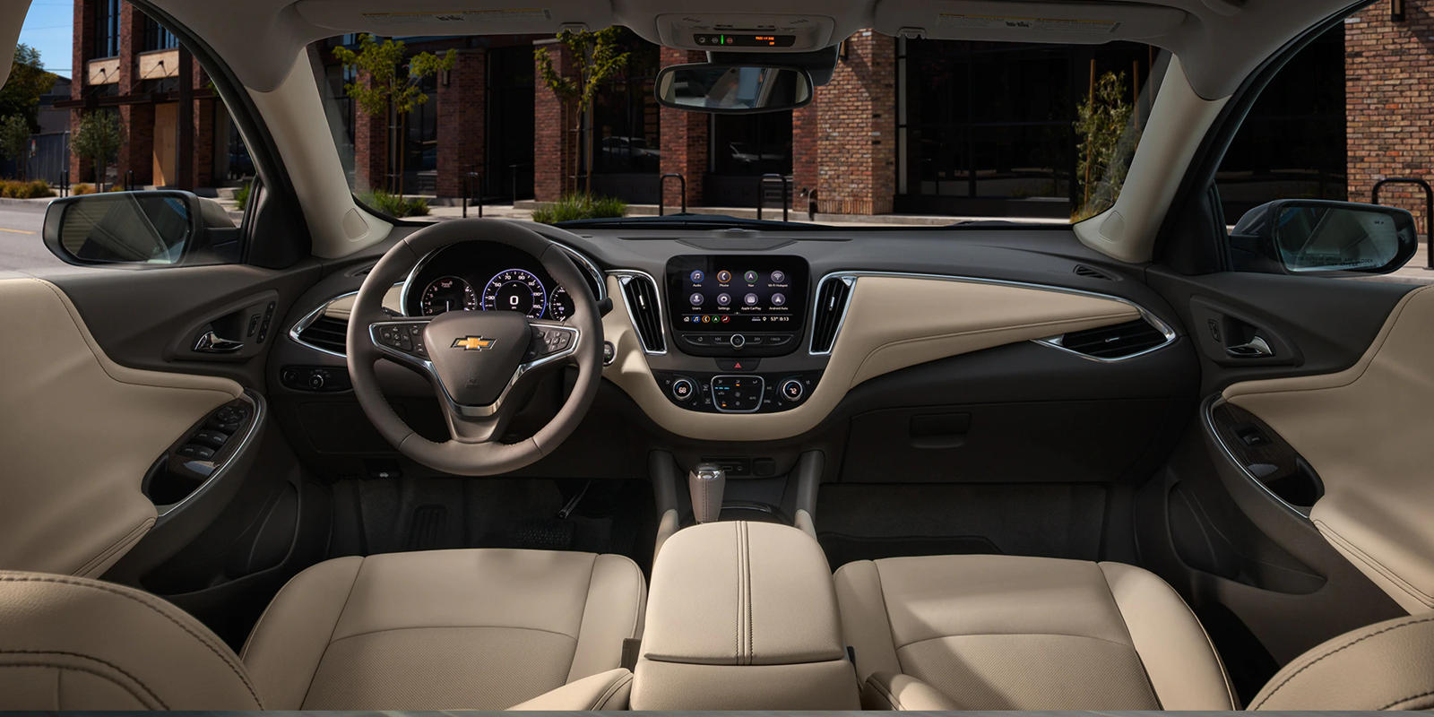 Interior bege do Chevrolet Malibu 2024