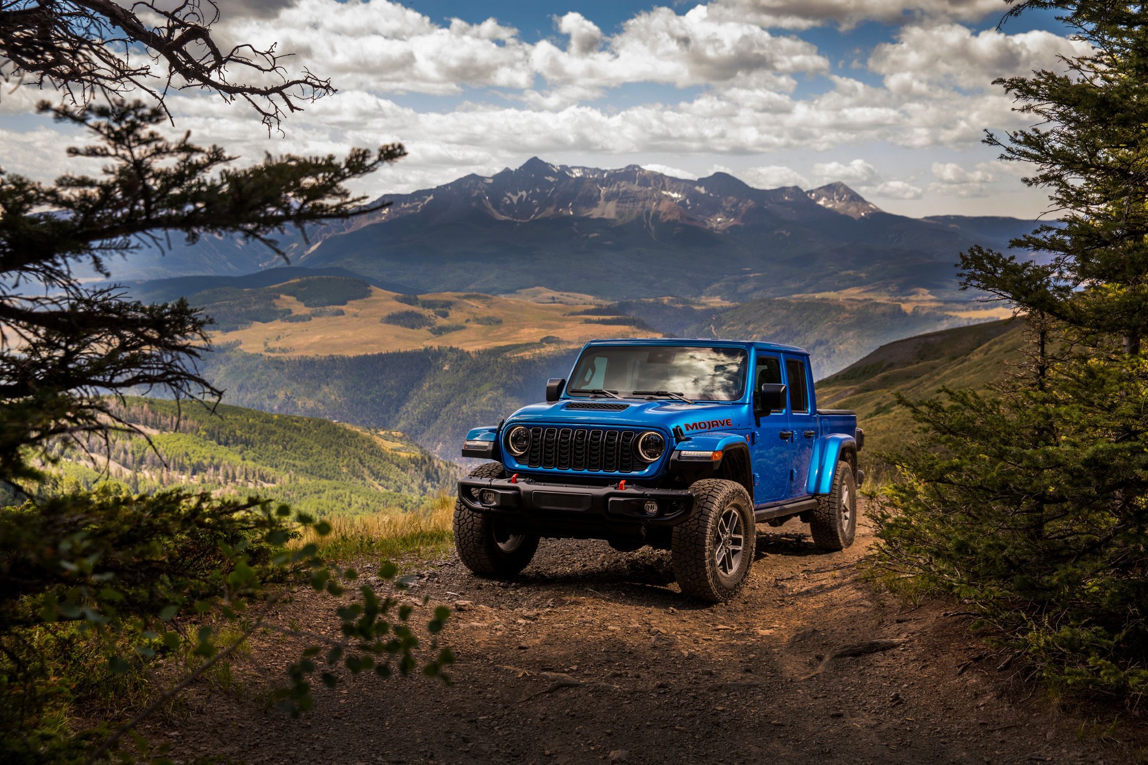 Visual externo/dianteira do Jeep Gladiator 2024 na cor azul, versão Rubicon