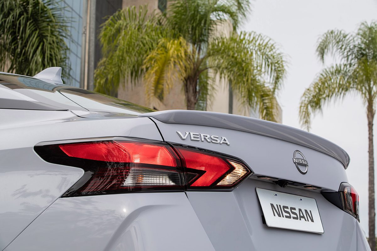 Lateral/traseira do Nissan Versa 2024 na cor cinza