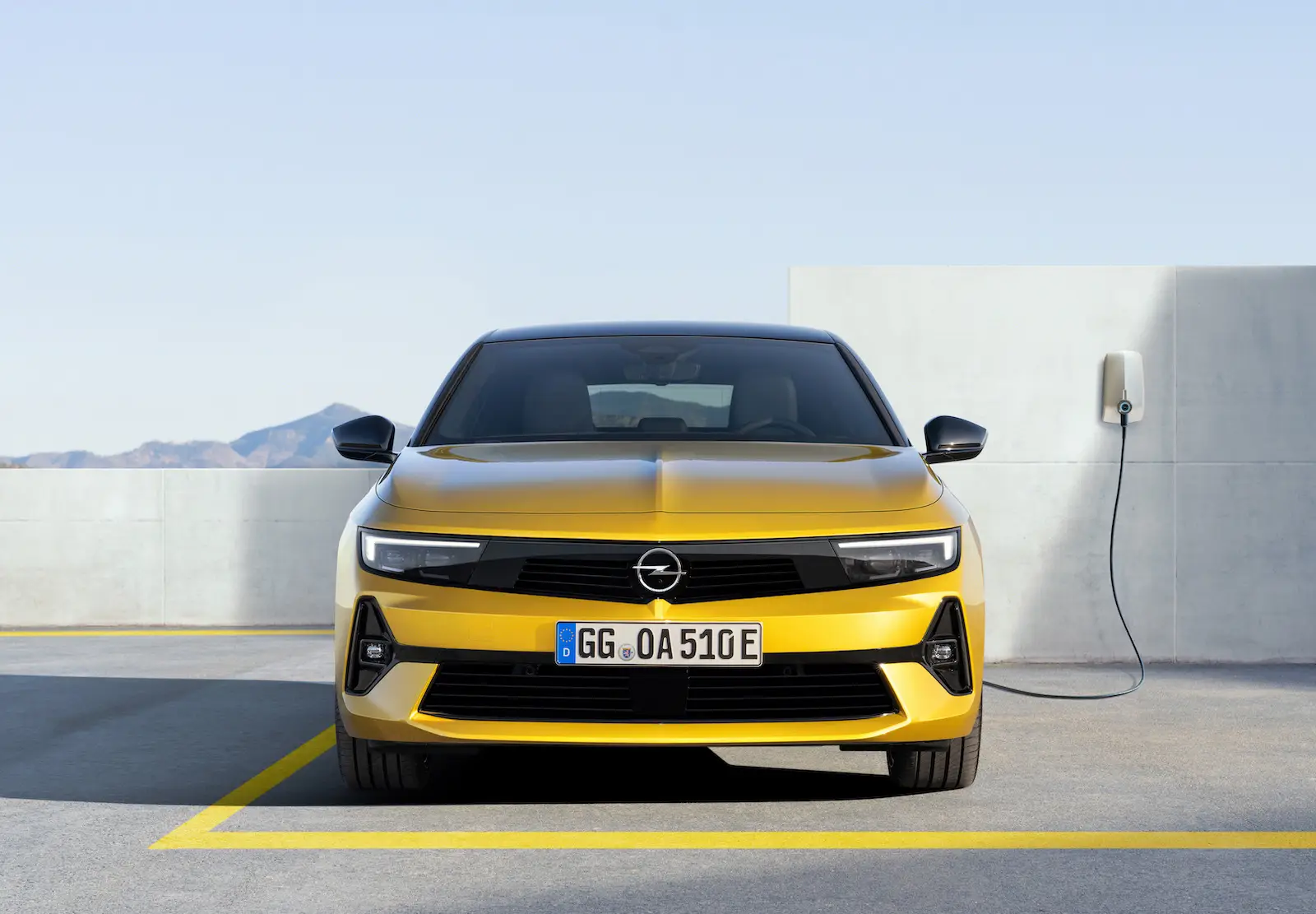 Dianteira do Chevrolet Astra 2024 híbrido na cor amarela