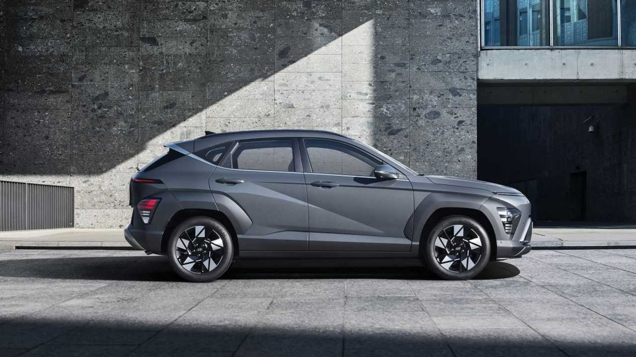 Lateral do Hyundai Kona 2024 na cor cinza