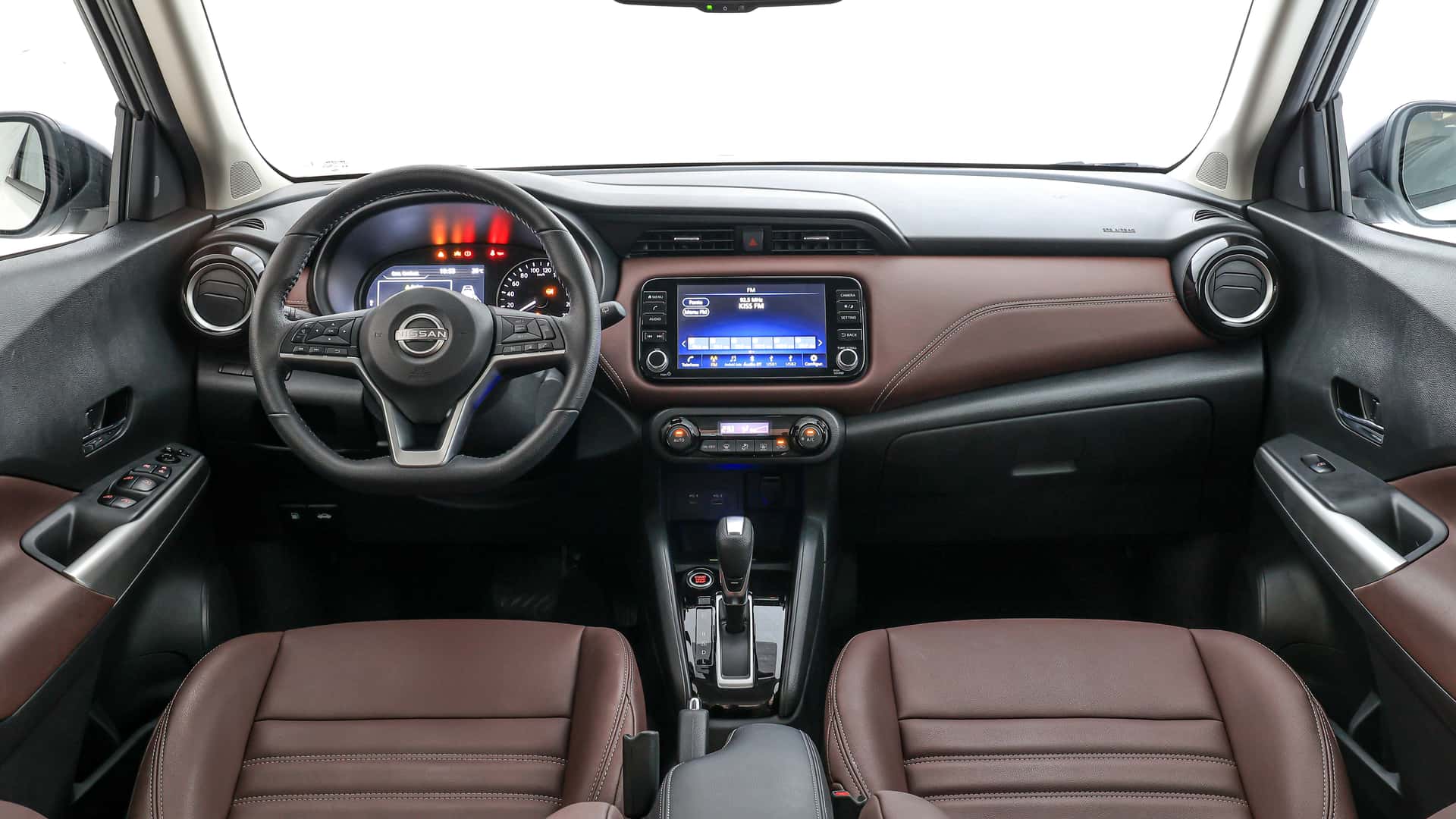 Interior do Nissan Kicks 2024 nas cores preta e marrom escuro