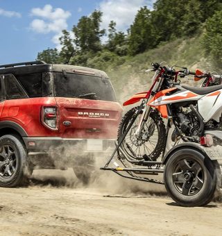 Carro Ford Bronco Sport 2024 rebocando duas motos na estrada