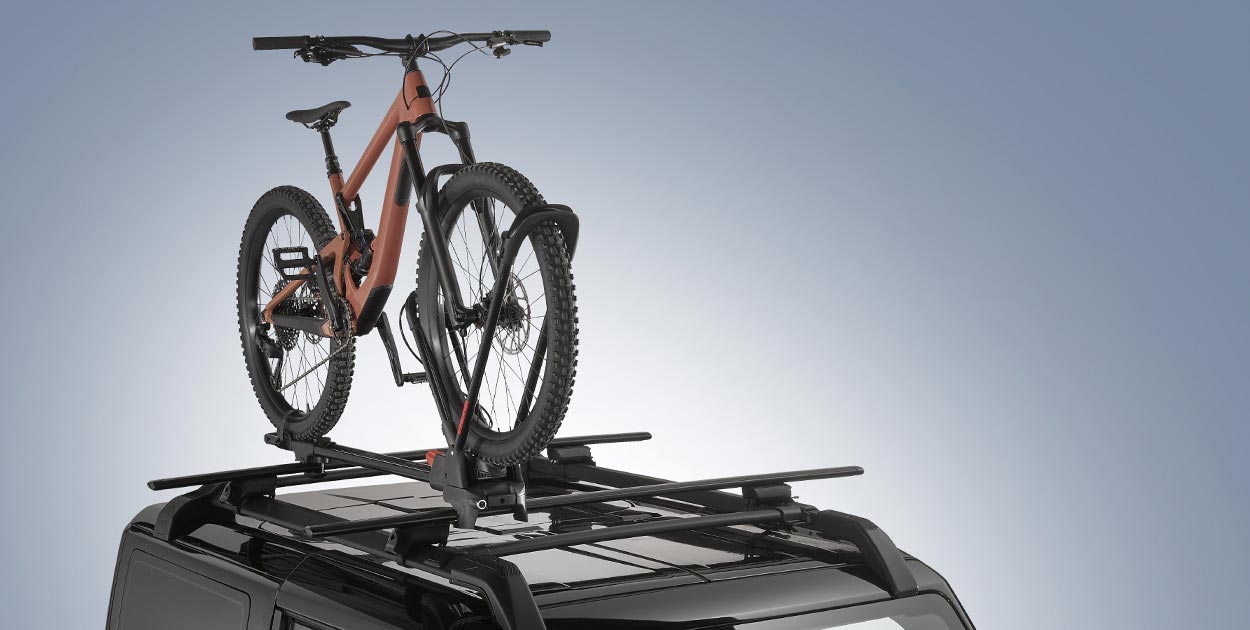 Bicicleta presa no rack de teto do Ford Bronco Sport 2024