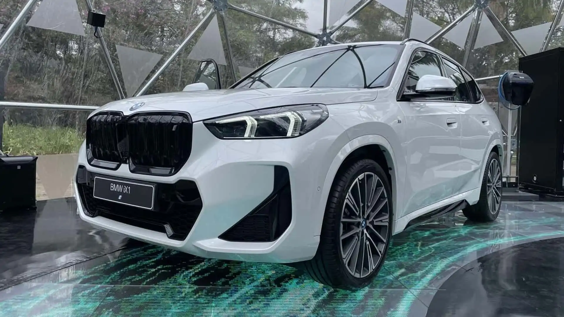 Dianteira do BMW iX1 2024 branco