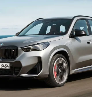 Visual do carro BMW X1 2024 na cor prata