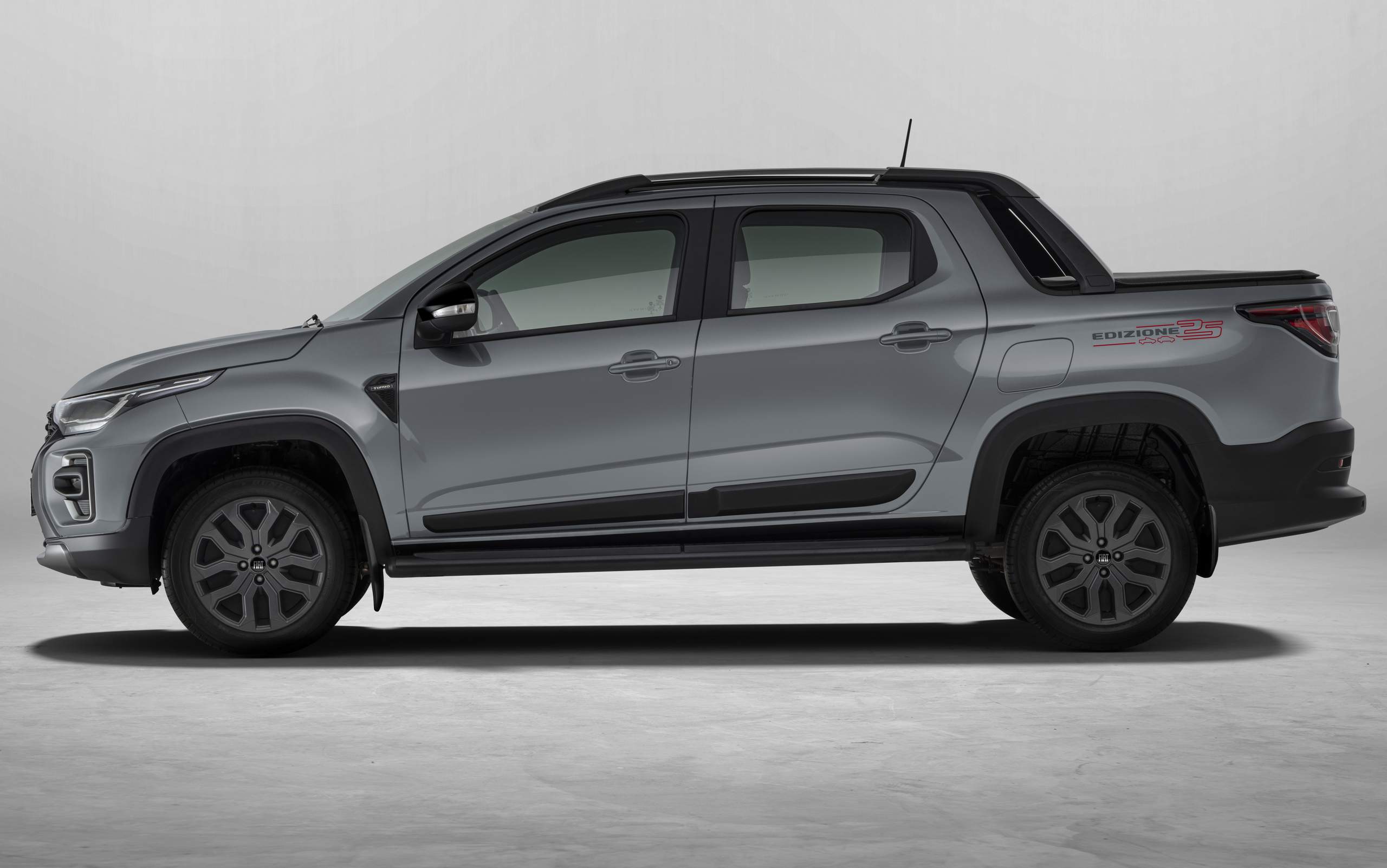 Visão lateral da nova Fiat Strada Sporting 2024 na cor cinza