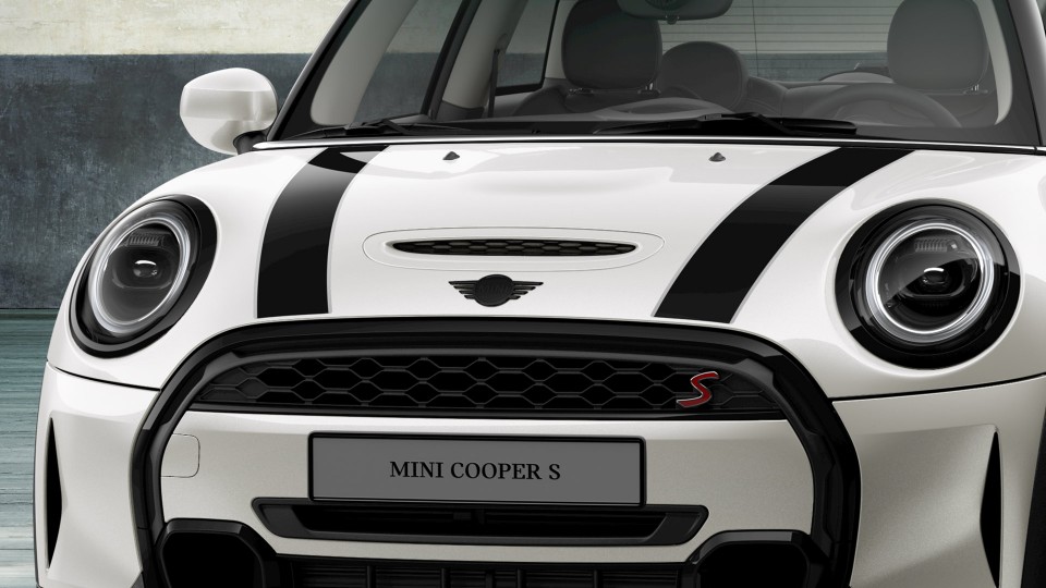 Dianteira do Mini Cooper SE 2024 branco, com destaque para a grade preta