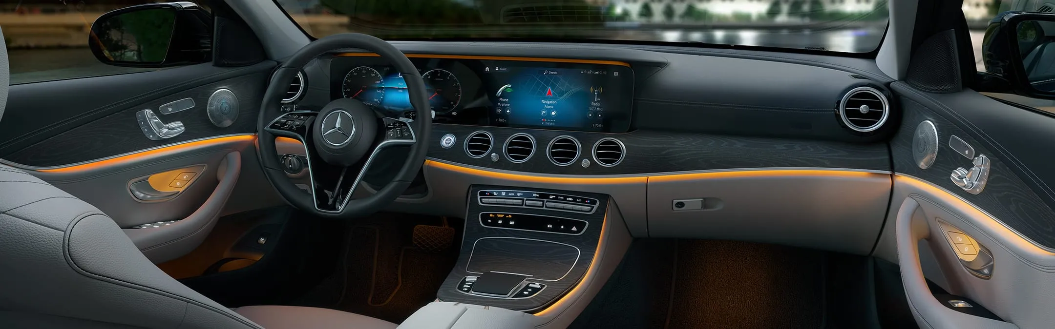 Interior premium do sedan Mercedes-Benz Classe E 2024 