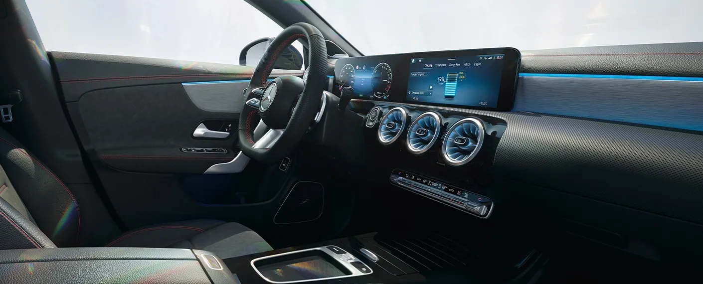 Visual do interior, com volantes e painel, do novo Mercedes-Benz CLA 2024 