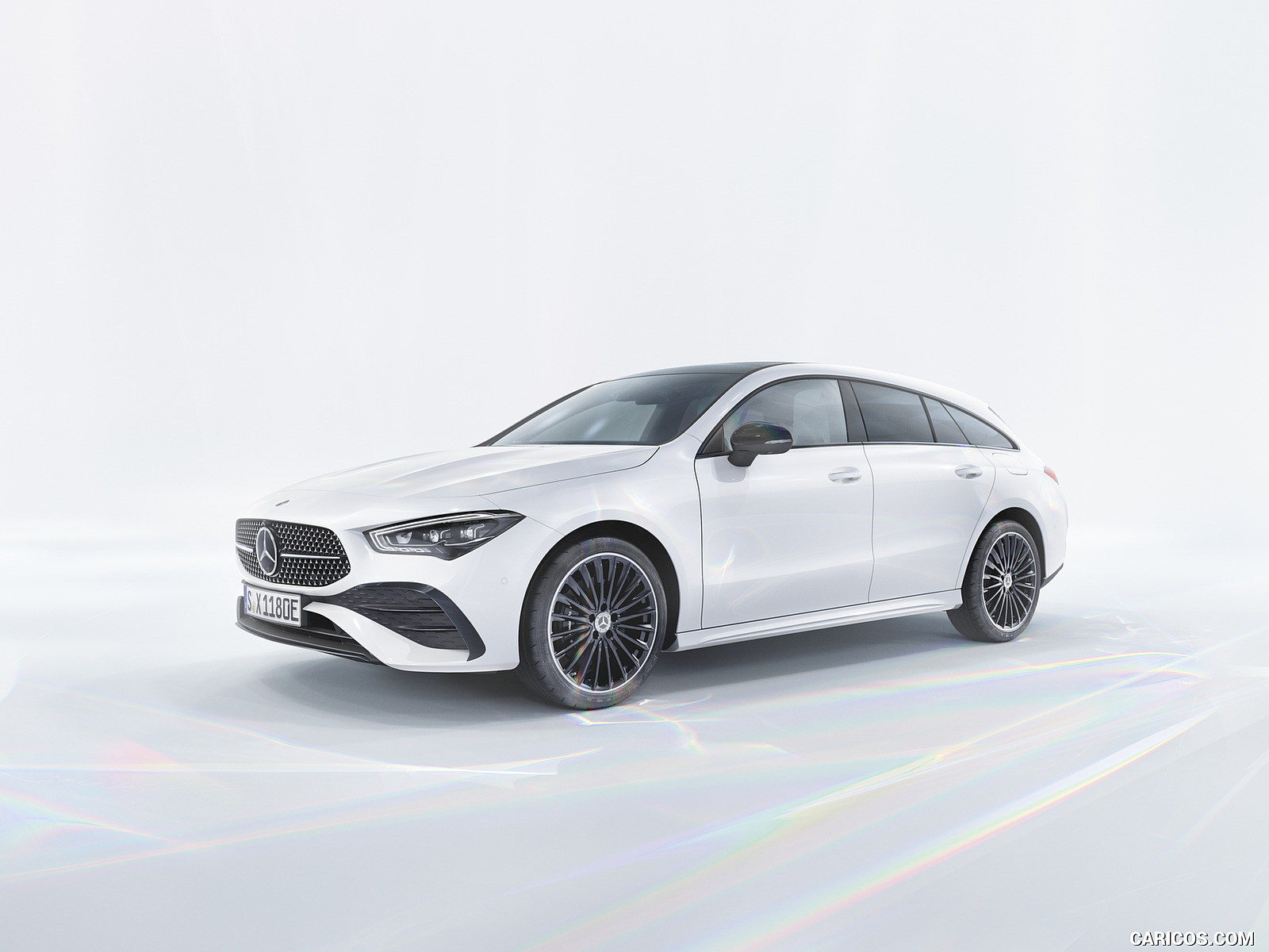 Visual externo, com foco na lateral do Mercedes-Benz CLA 2024 na cor branca