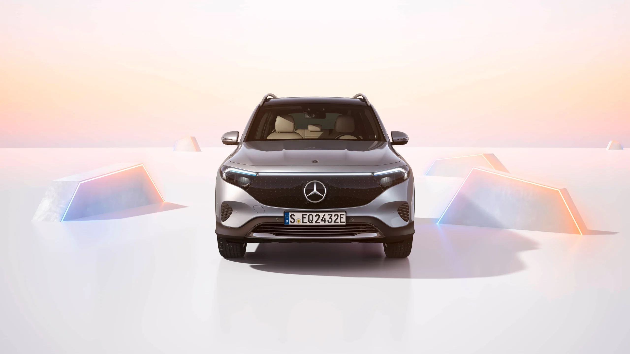 Dianteira do SUV Mercedes EQB 2024 na cor prata escuro