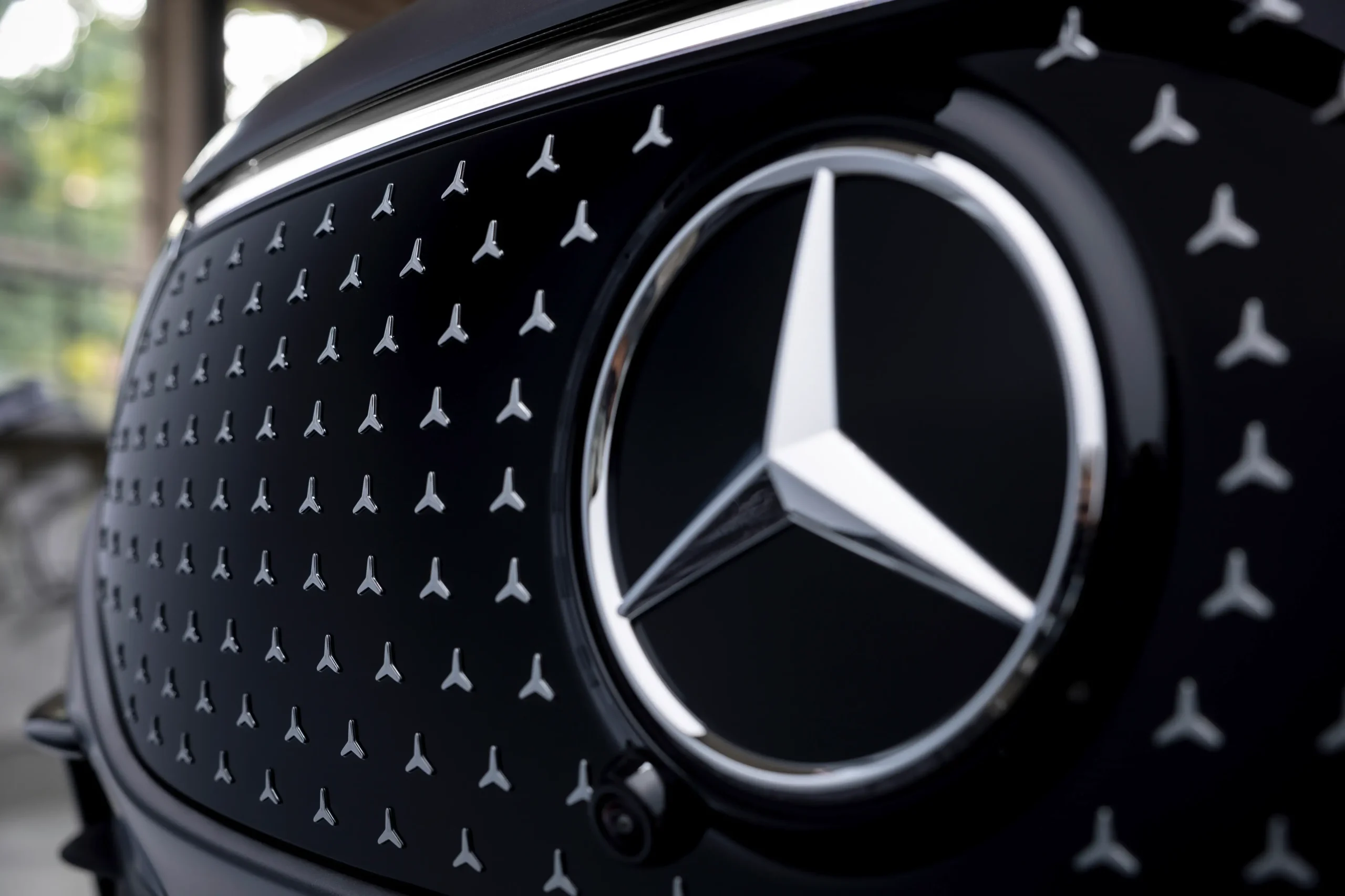 Detalhes da grade dianteira do SUV Mercedes EQB 2024