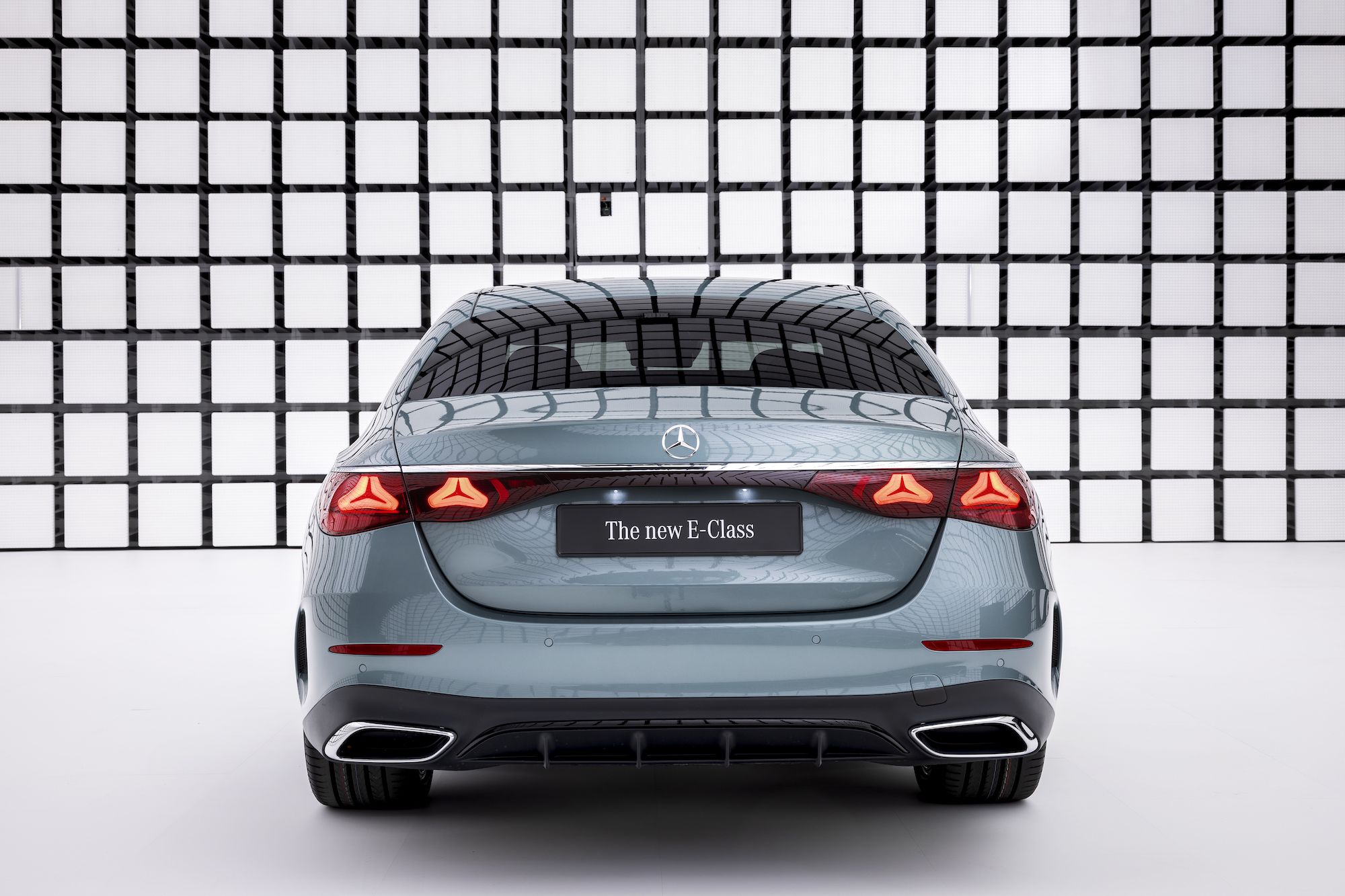 Traseira do sedan Mercedes-Benz Classe E 2024 na cor cinza metálico