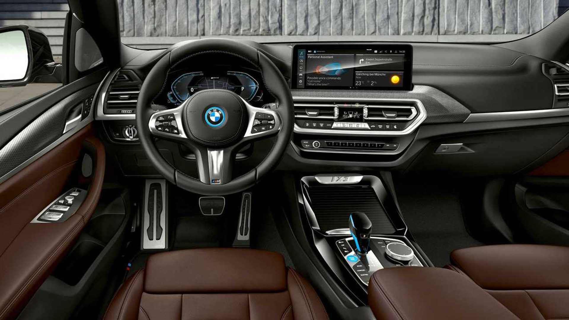 Parte dos bancos, painel e volante do BMW iX3 2024 nas cores preta com detalhes em marrom