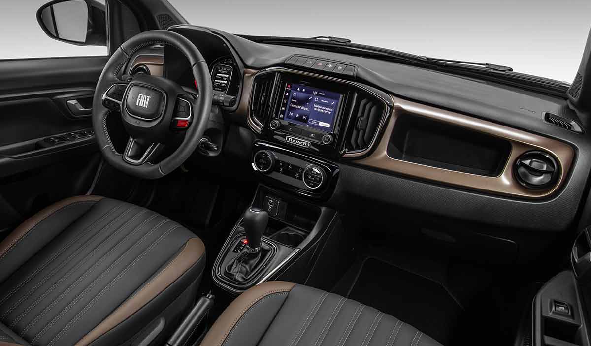 Visão lateral fo interior da Fiat Strada Sporting 2024 na cor preta com detalhes em marrom dourado