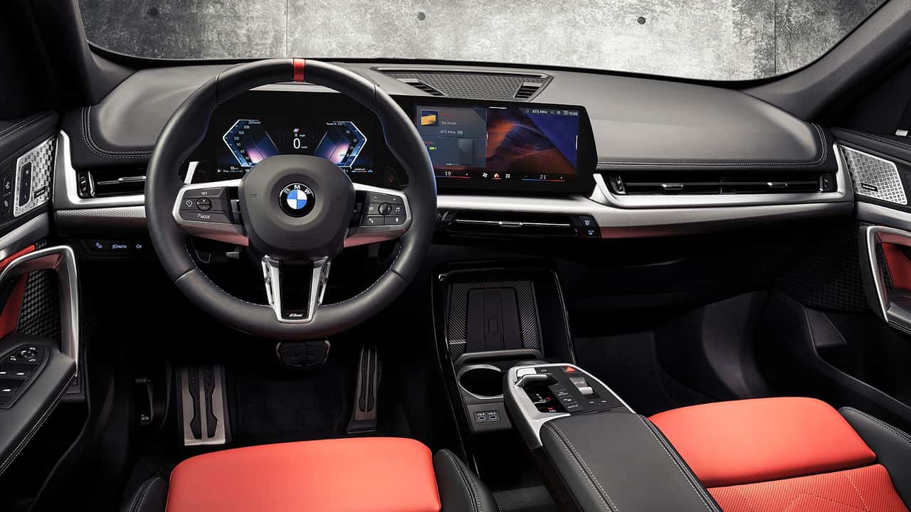 Interior do carro BMW X1 2024 com detalhes vermelho