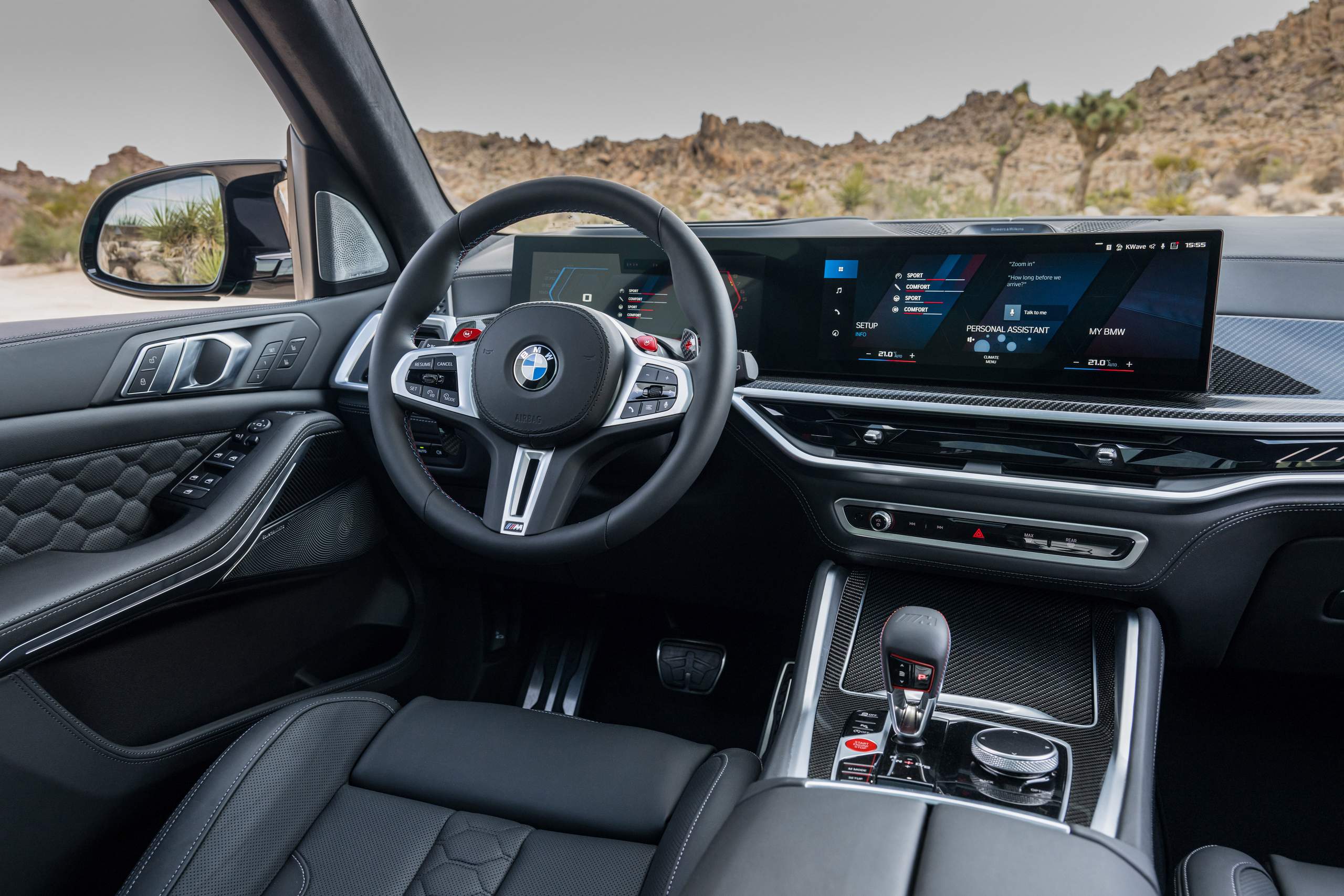 Volante e painel digital do carro BMW X6 M 2024