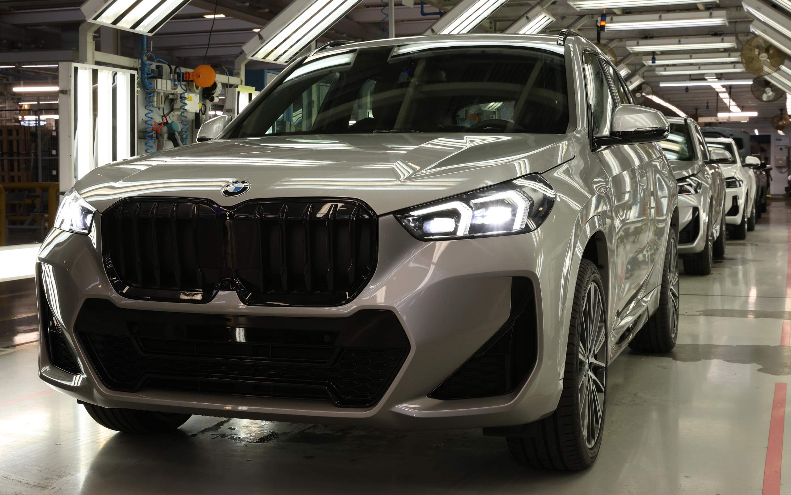 Dianteira e detalhes da grade do carro BMW X1 2024 na cor prata
