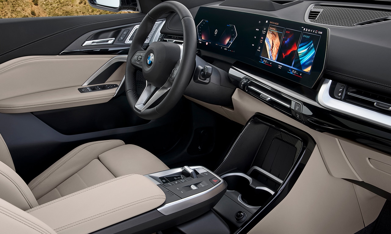 Vista lateral do interior do carro BMW X1 2024 