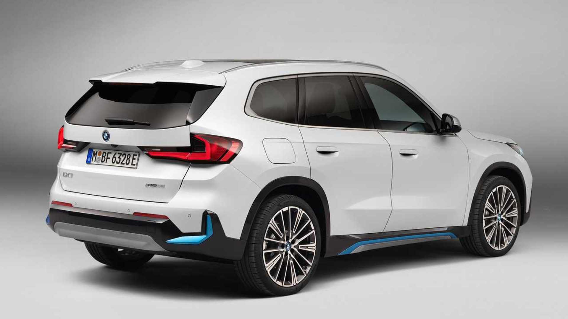 Lateral e traseira do BMW iX1 2024 branco