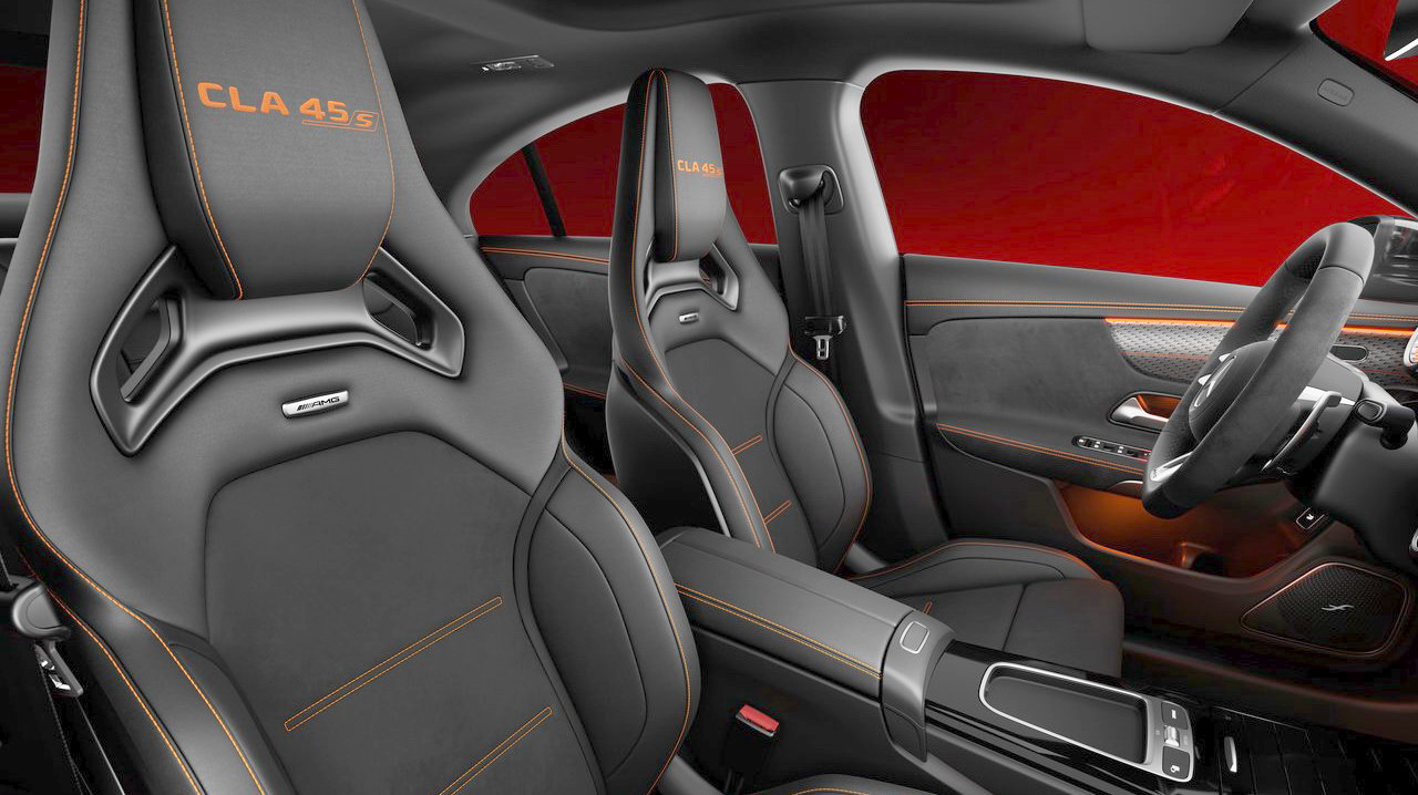 Detalhes dos bancos dianteiros do novo Mercedes-Benz CLA 2024, com costuras em vermelho