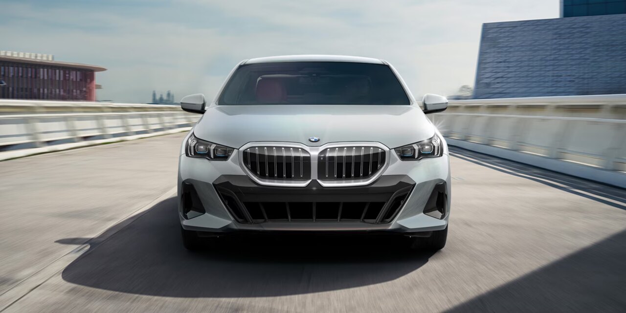 Foto frontal do BMW Série 5 Sedã 2024