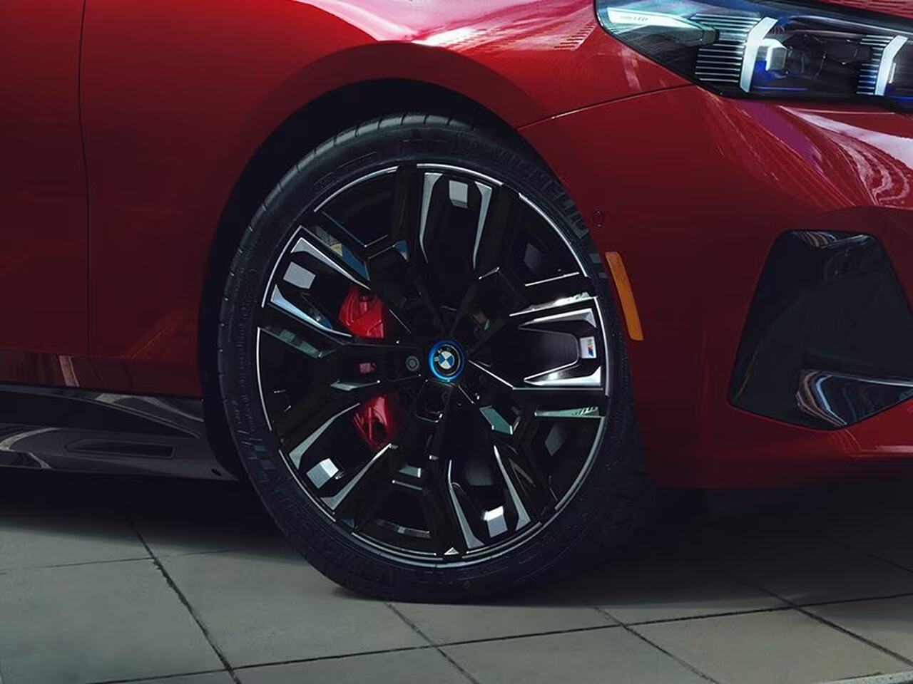 Foto da roda do carro da BMW