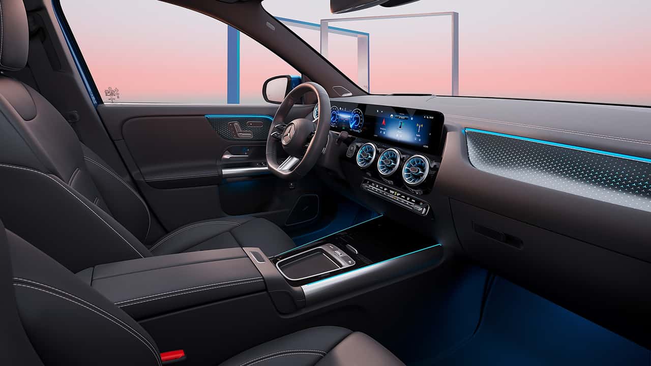 Visual interno dos bancos, volante e painel do SUV Mercedes EQB 2024