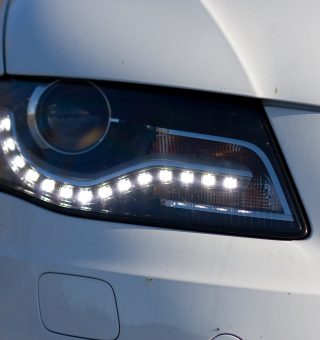 drl em um Audi branco