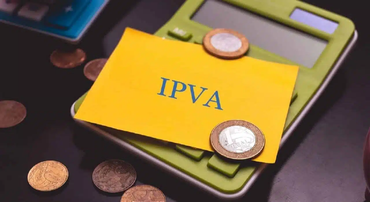 Calculadora com um papel amarelo encima, indicando o IPVA