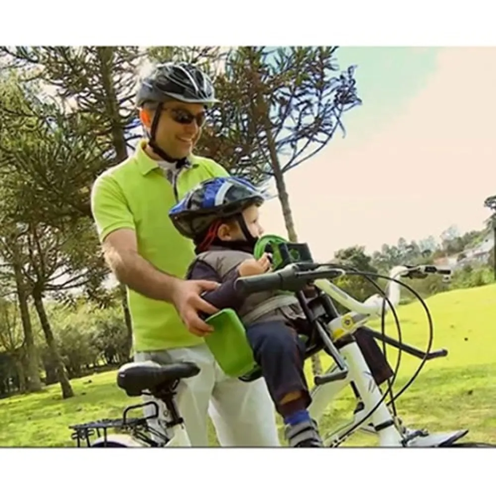 Pai andando de bicicleta com filho em cadeirinha dianteira