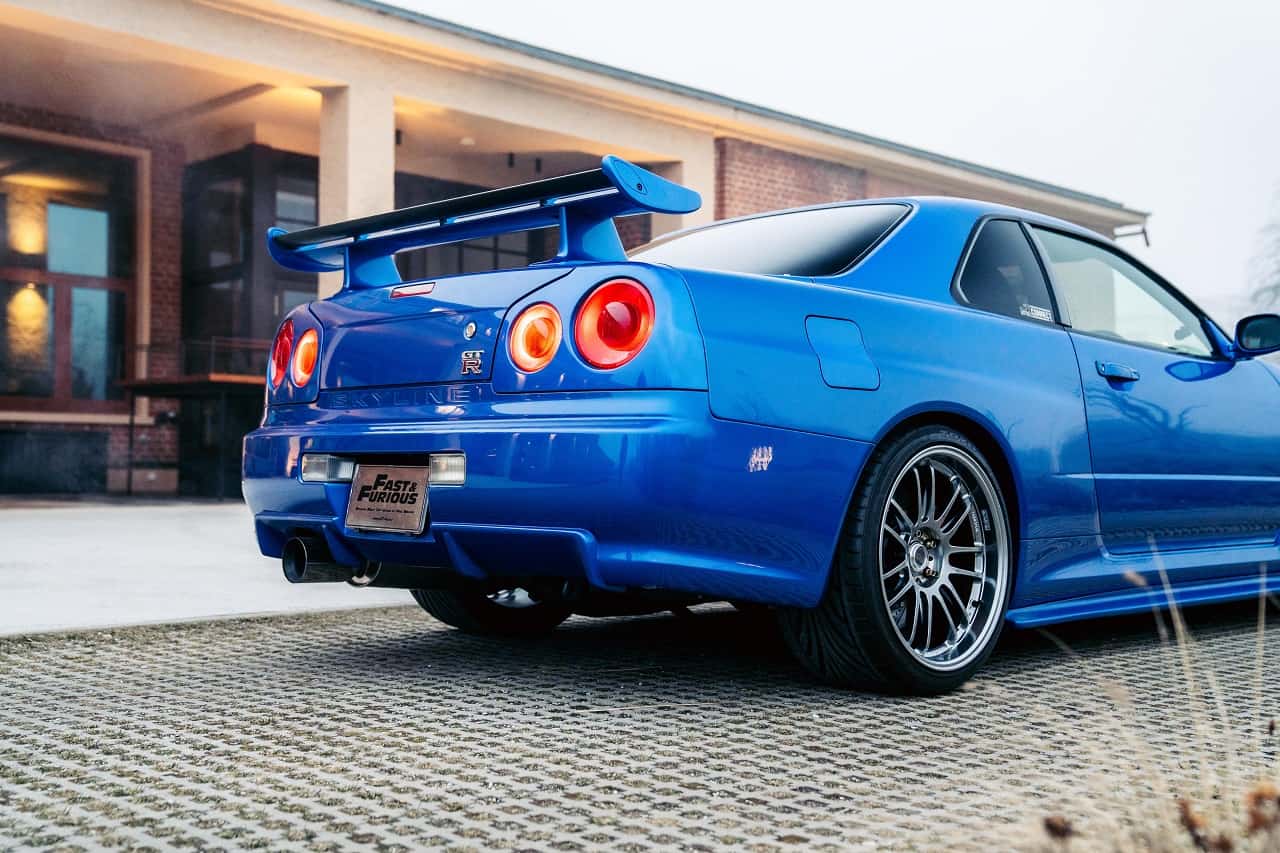 Traseira com destaque para o aerofólio do Nissan Skyline GT-R azul