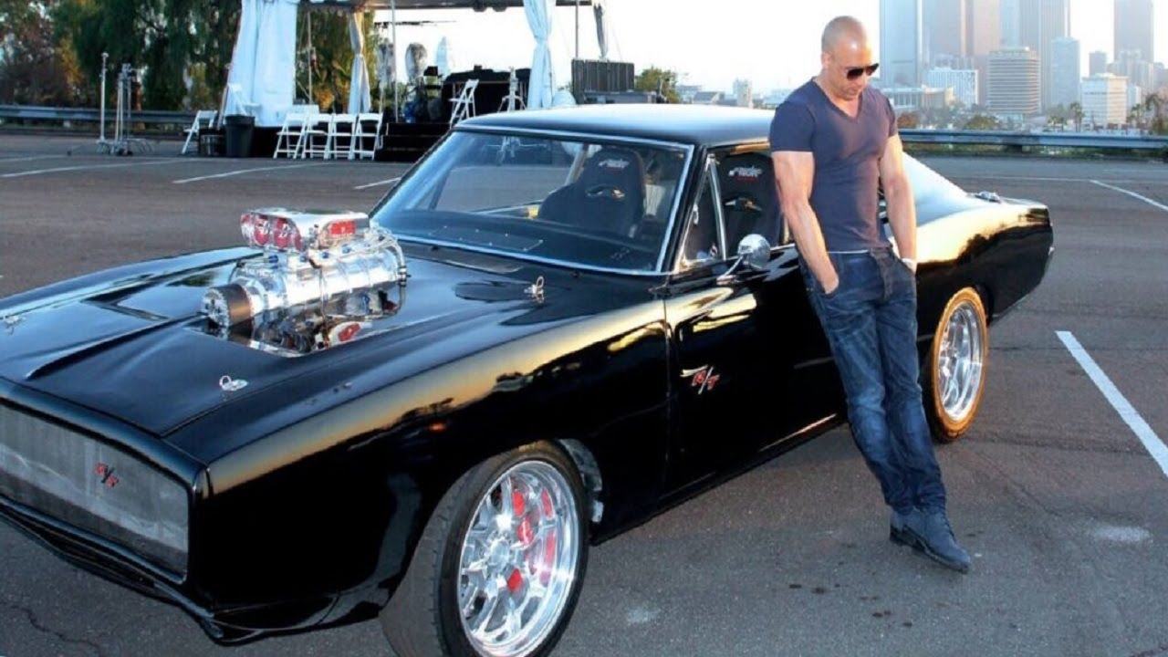 Vin Diesel em Velozes e Furiosos, ao lado de seu Dodge Charger preto