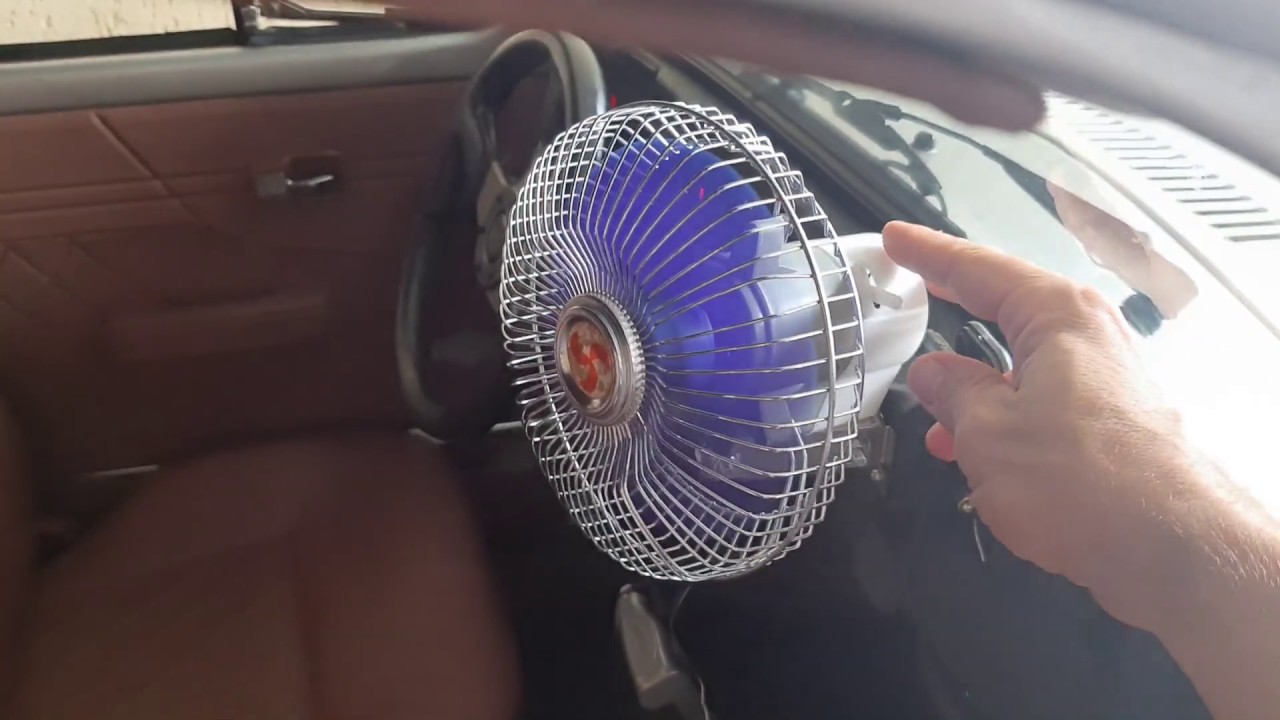 Homem mostrando seu ventilador para carro já instalado