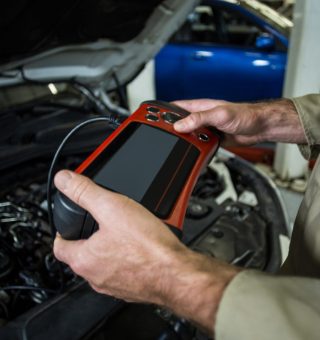 Mecânico usando powerbank para carro em 2024