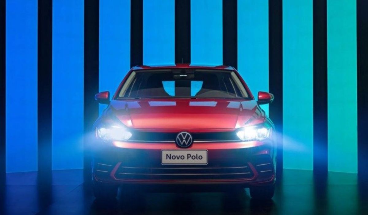 Imagem de divulgação do Volkswagen Polo PCD 2024 de frente com o farol ligado