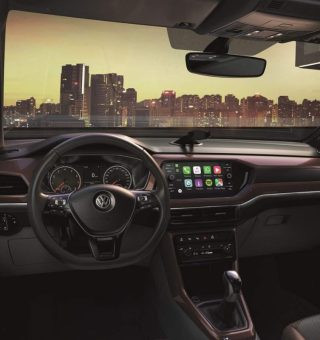 Imagem do interior do Volkswagen T-Cross. Um dos 5 Melhores Carros PCD para Aposentados em 2024