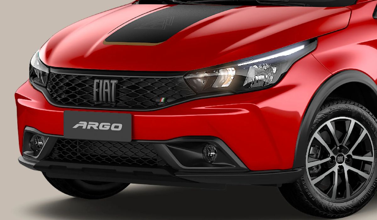 Um Fiat Argo PCD 2024 vermelho para divulgação